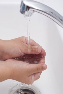 çocuk ellerini yıkar