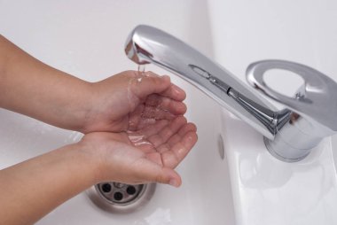 çocuk ellerini yıkar