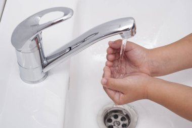 çocuk ellerini yıkar