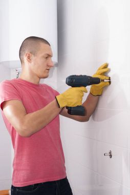 havlu kurutma makinesi adam yükler