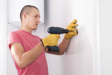 havlu kurutma makinesi adam yükler