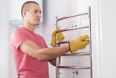 havlu kurutma makinesi adam yükler