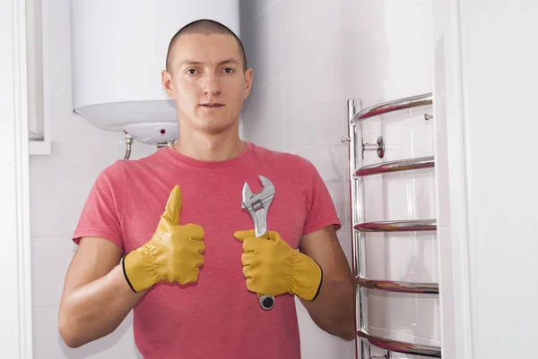 Człowiek instaluje Grzejnik łazienkowy — Zdjęcie stockowe