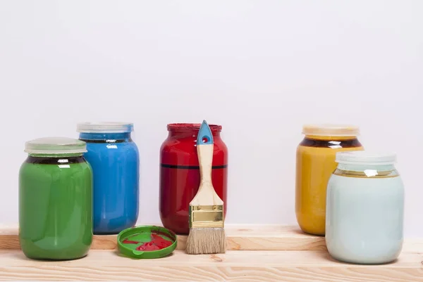 Latas com tintas — Fotografia de Stock