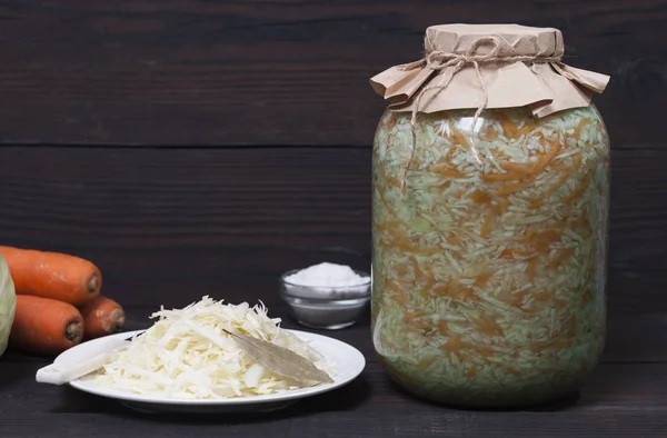 Sauerkraut und frisches Gemüse — Stockfoto