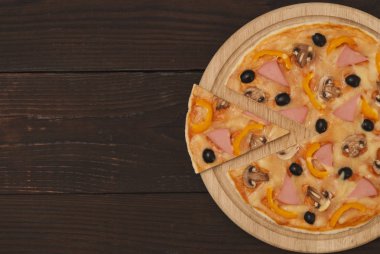 Tahta arka planda pizza.