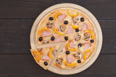 Tahta arka planda pizza.