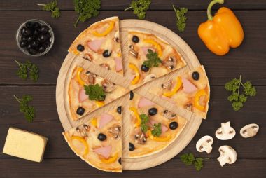 Tahta arka planda pizza.