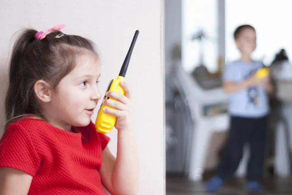 Crianças brincam com walkie-talkie — Fotografia de Stock