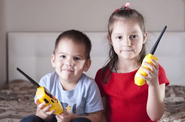 孩子们玩 walkie-talkie — 图库照片