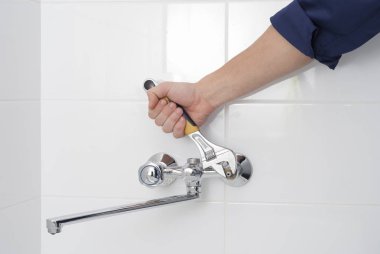 bir su musluk tamiri