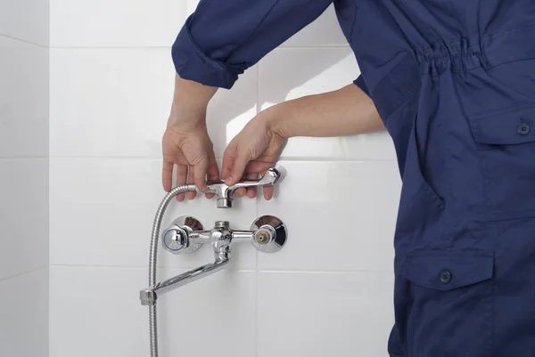 Réparation d'un robinet d'eau — Photo