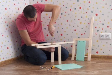 Babası bir sandalye çocuklar için toplanır.