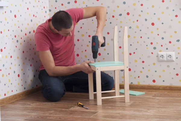 Père assemble une chaise pour enfants — Photo