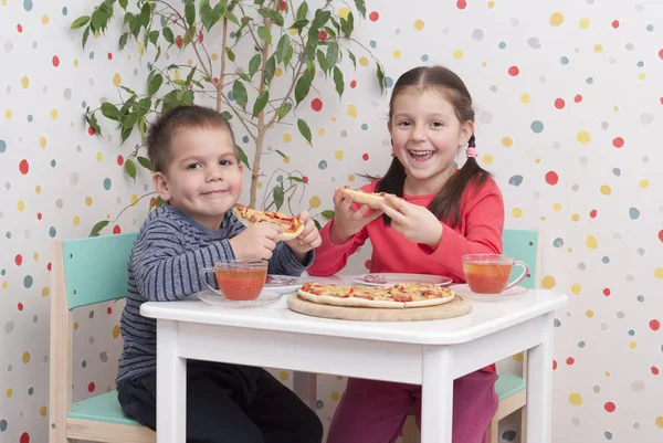 children eat pizza