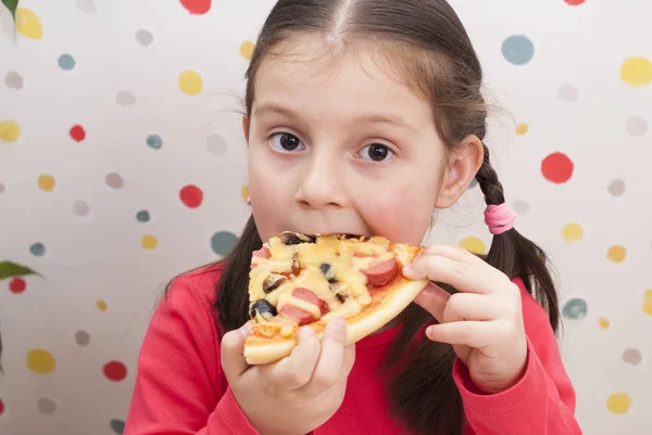 Kinder essen Pizza — Stockfoto