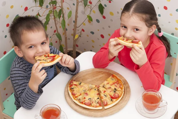 Τα παιδιά τρώνε πίτσα — Φωτογραφία Αρχείου