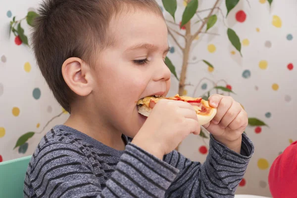Τα παιδιά τρώνε πίτσα — Φωτογραφία Αρχείου