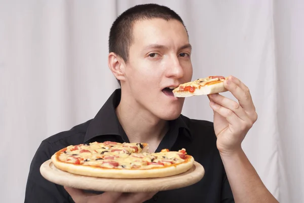 Man is eating pizza — Stock Photo, Image