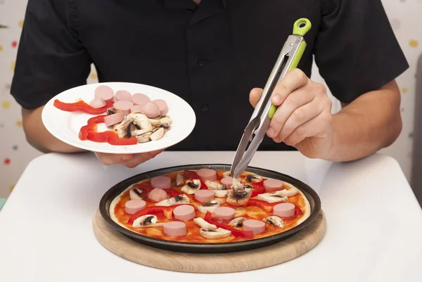 Man is cooking pizza — Stock Photo, Image