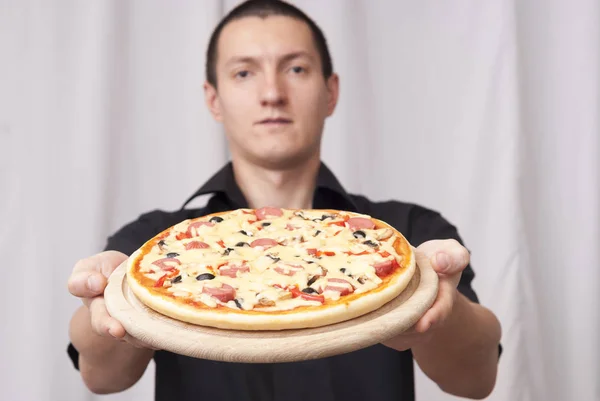 Man holding a pizza — Stock Photo, Image