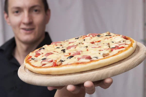 Man holding a pizza — Stock Photo, Image