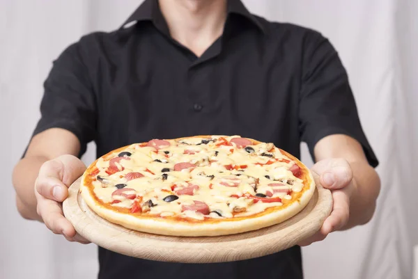 Man holding a pizza — Stock Photo, Image