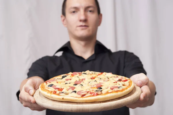 Man holding a pizza — Stock Photo, Image