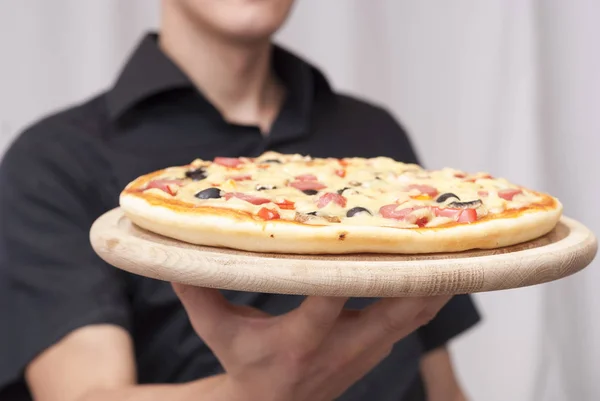 Man holding a pizza — Stock Photo, Image