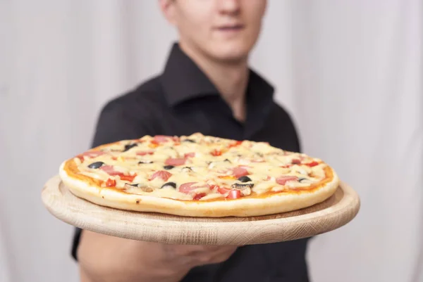 Man holding a pizza — Stock Photo, Image