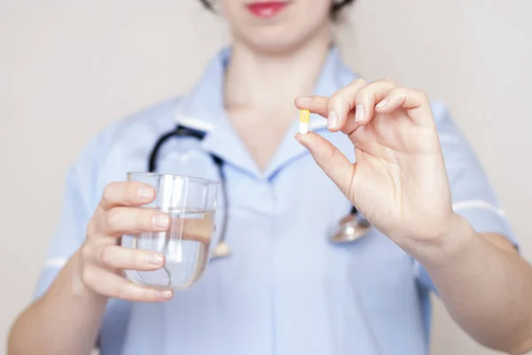 Donna medico dando pillole — Foto Stock