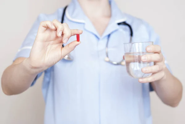 Mulher médico dando pílulas — Fotografia de Stock