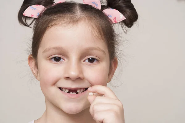 Bambina e un dente da latte — Foto Stock