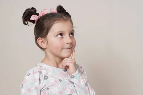 Портрет очаровательной маленькой девочки — стоковое фото