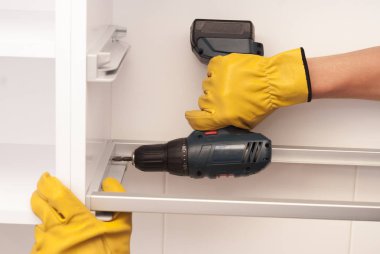 işçi mobilya mutfak toplanır