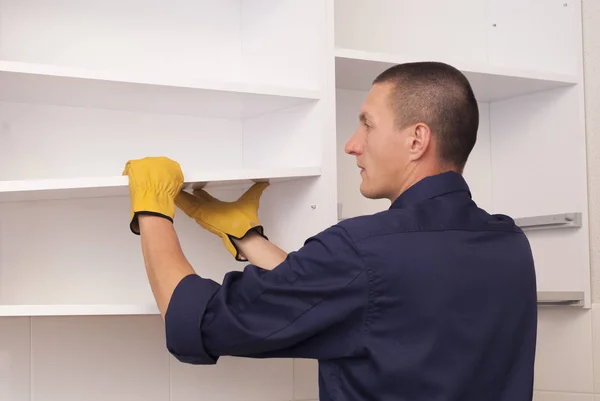 Werknemer assembleert meubilair in de keuken — Stockfoto