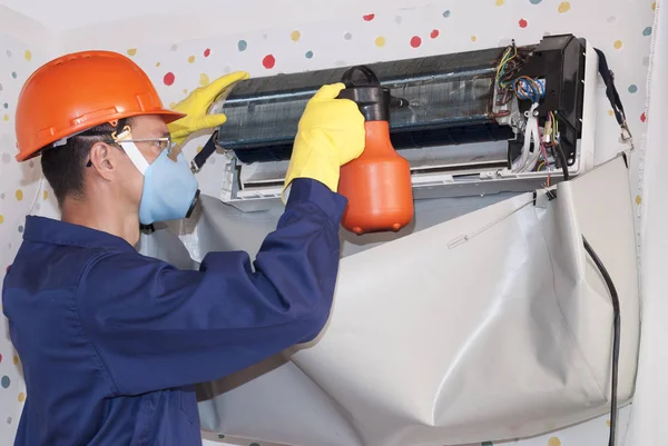 Professional Worker Cleans Indoor Unit Air Conditioner — Stock Photo, Image