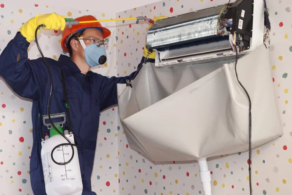 Facharbeiter Reinigt Die Inneneinrichtung Der Klimaanlage Stockbild