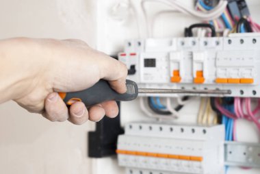 Elektrikçi bir kablo takıyor