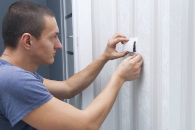Elektrikçi ışıklandırma anahtarı kuruyor