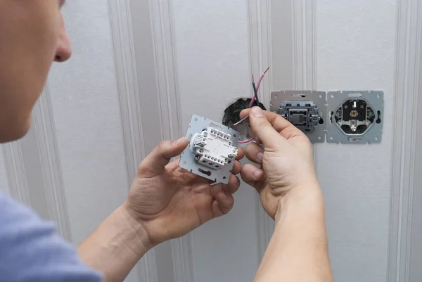 Elektriker installerar strömbrytare Stockbild