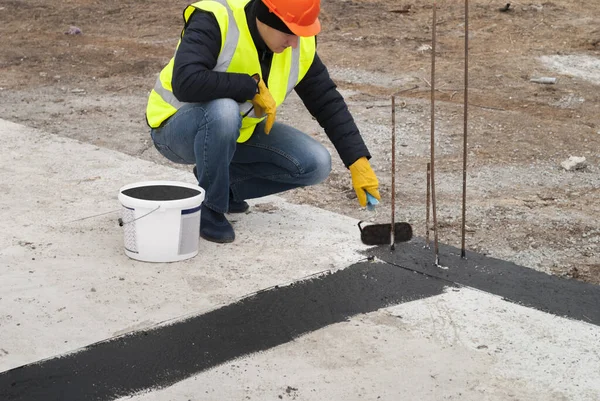 Construction Worker Makes Bituminous Waterproofing Foundation Construction Site — Stock Photo, Image