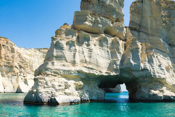 Milos Adası 'ndaki Ege Sahil Denizi Su ve Kaya oluşumları Yunanistan' ın Renkli Yazı