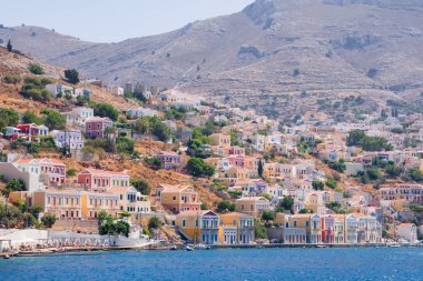 Simi Güzel Ada ve Renkli Mimarlık Binaları, Ege, Yunanistan