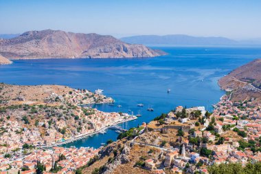 Simi Güzel Ada ve Renkli Mimarlık Binaları, Ege, Yunanistan