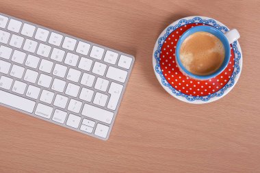 Tahta Ofis, Klavye, Kahve ve Boş Not Defteri Üst Görünüm Fotoğraf Model Şablonu