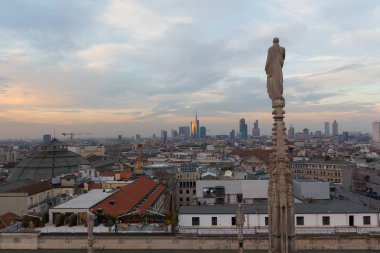 Akşam Duomo Milan feom üzerinde göster