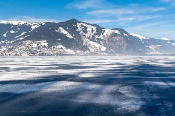 冰冻的湖泽和奥地利雪山 图库照片