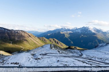 Avusturya'da yaz aylarında Alpleri'nde taze kar