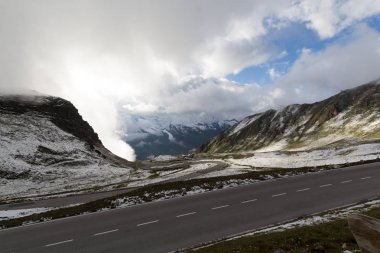 Yaz aylarında Alpleri'nde otomatik yol 